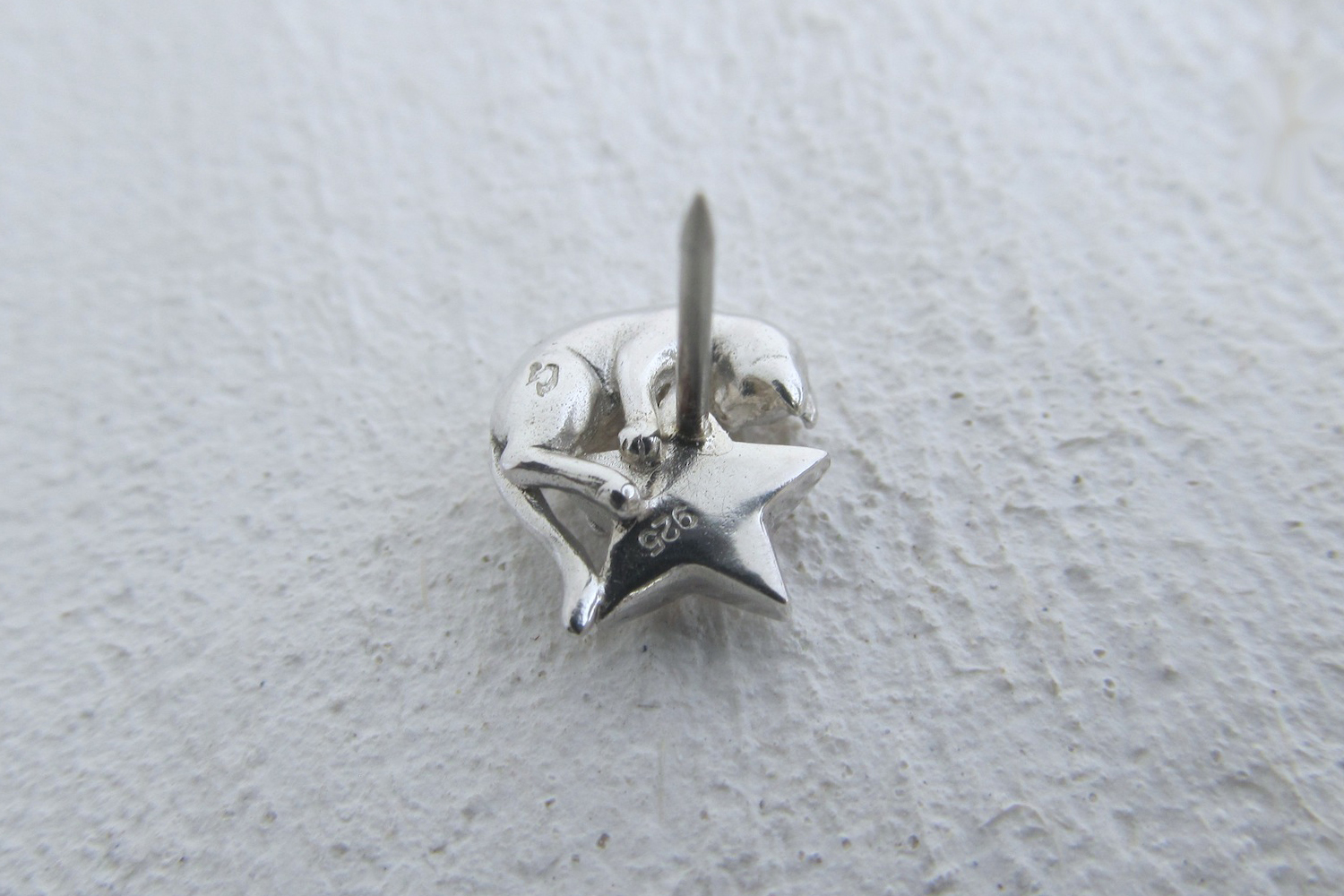 星をキャッチした猫のピンブローチ 　> STAR CATcher <